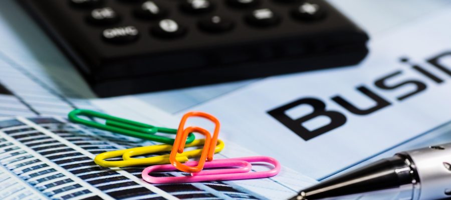 计算器在线计算与传统桌面计算器的对比示意图——左侧展示实体科学计算器，右侧展示浏览器中的在线计算器界面，背景为现代办公桌面，光线明亮专业
